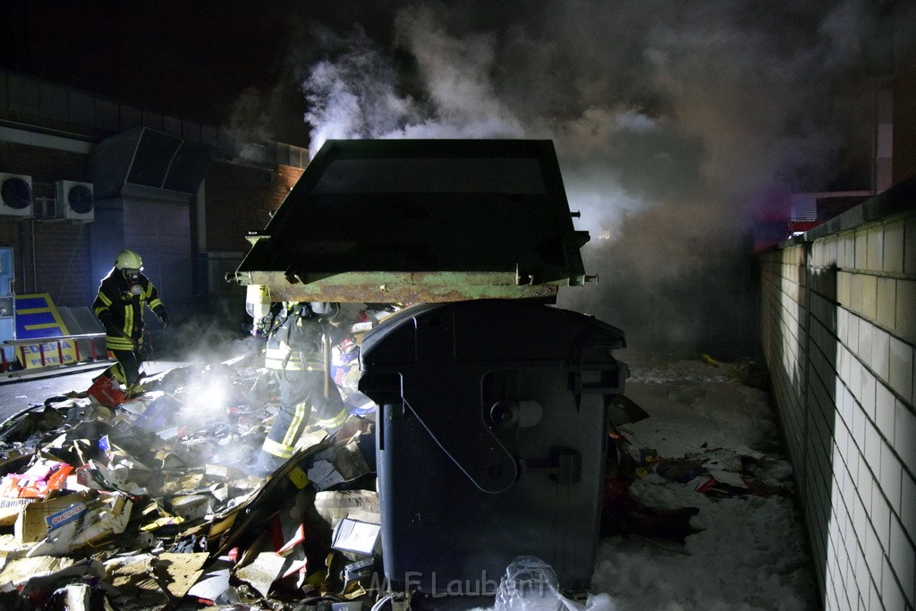 Feuer Papp Presscontainer Koeln Hoehenberg Bochumerstr P355.JPG - Miklos Laubert